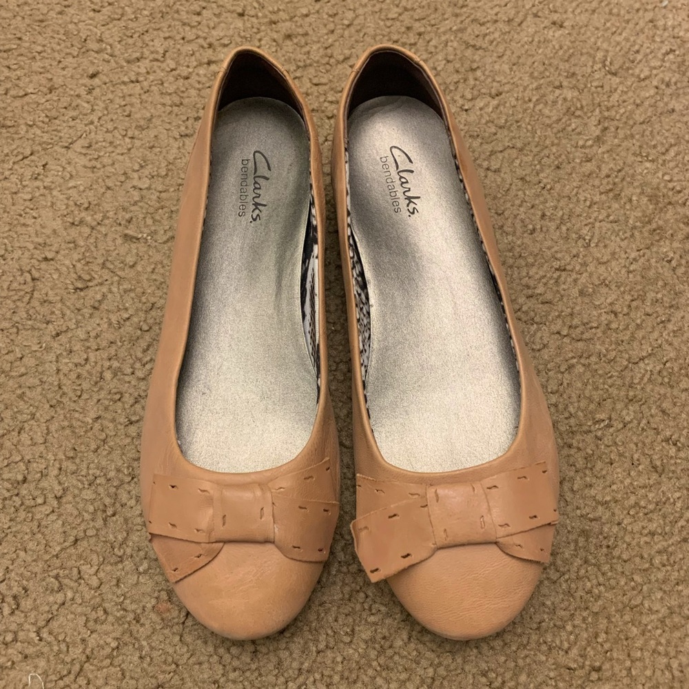 Clarks Women's Bendables Poem Court Leather Flats Bow Detail, Sand